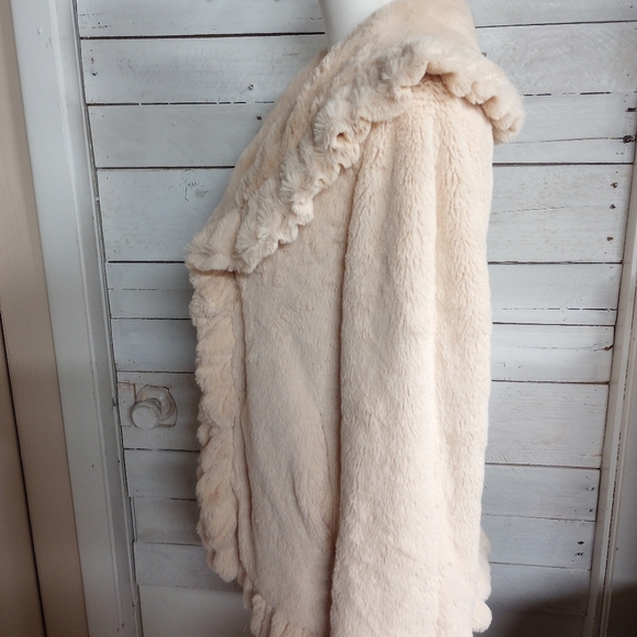 DAMSELLE New York Women's XS Cream Faux Fur Super Soft Ruffle Coat Satin Lined. - Picture 5 of 13